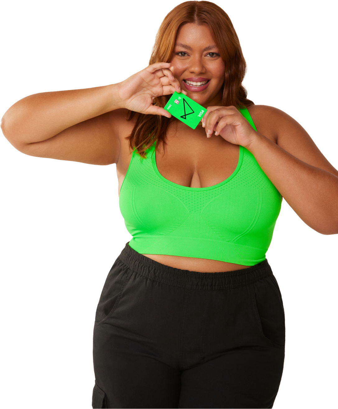 A imagem mostra uma mulher negra, de cabelos compridos e ondulados, segurando o cartão next em frente ao seu rosto com as duas mãos. Ela veste um top verde elétrico e uma calça preta.