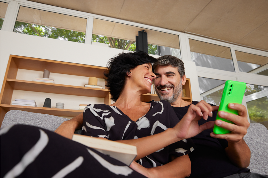 O banner mostra um celular do lado direito com o app next aberto na tela de Saque-Aniversário do FGTS antecipado, com as informações de uma contratação simulada. Do lado direito, encostado no celular, temos o texto: Empréstimo com FGTS. Pra você realizar seus planos”. O elástico do next em 3D nas cores verde elétrico, preto e branco ilustra o banner junto ao logo do next.